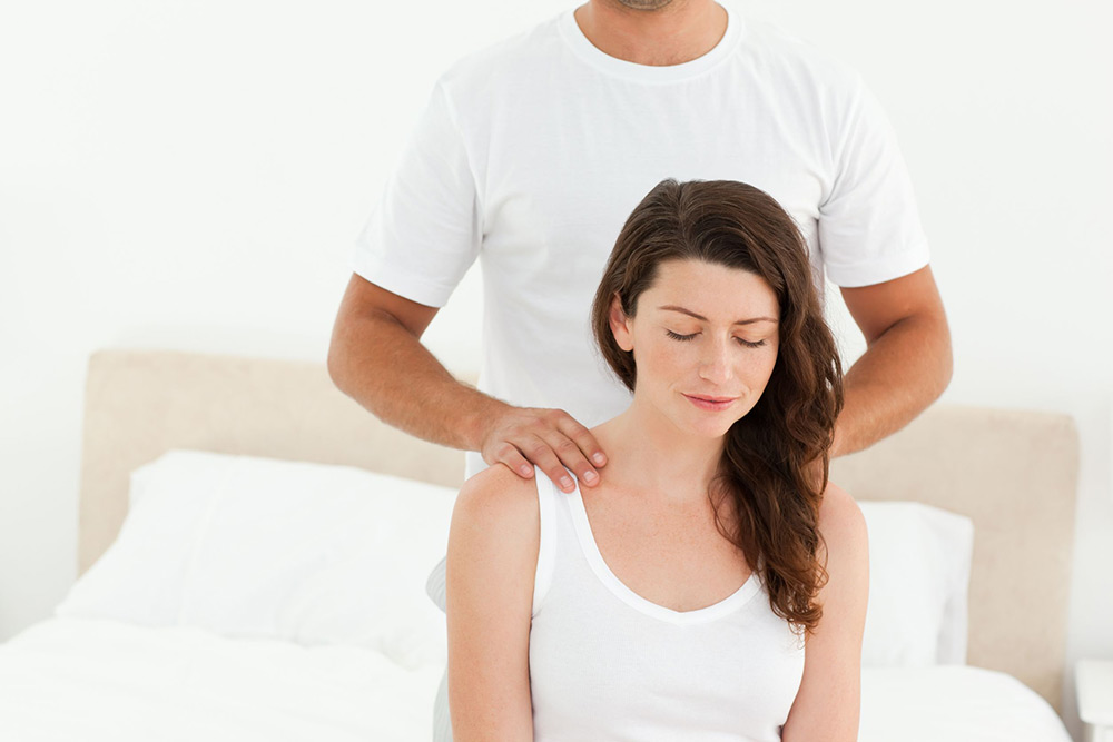 Нежные женские руки заботливой супруги делают массаж члена довольному мужу
